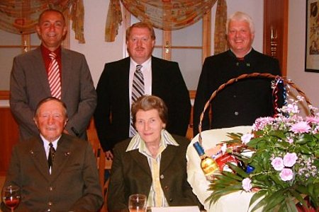 Zum 85. Geburtstag von Leopold Zauner im Bild mit seiner Ehefrau Paula gratulierten Josef Schaden, Josef Bauer und Martin Wally v.l.