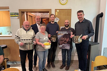 Pater Daniel Gärtner, Bürgermeister Josef Schaden, Maria Danzinger, Harald Krapfenbauer, Obmann Harald Gretz und Ortsvorsteher Alexander Scheidl präsentieren voller Stolz die vielfältigen Suppenvariationen. Nicht am Bild: Angelika Klenn