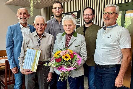 Bürgermeister Josef Schaden, Markus Rabl, Christopher Edelmaier, Anton Hipp jun. (hinten) mit dem Jubelpaar Anton und Leopoldine Hipp.