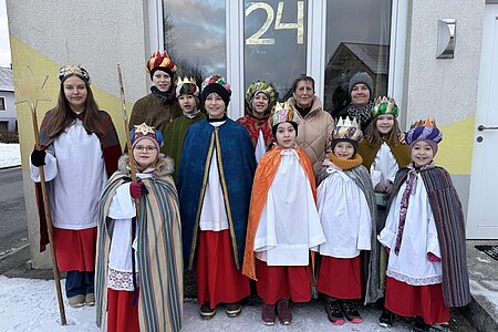 In Limbach beteiligten sich bei der Sternsingeraktion Emma Holzmüller, Valentina Meisel, Alexander Oberbauer, Jakob Holzmüller, Samuel Holzmüller, Michael Holzmüller, Kathrin Steininger, Begleitperson Roswitha Oberbauer, Nora Winkler, Begleitperson Tanja Berger, Felice Berger und Ines Steininger