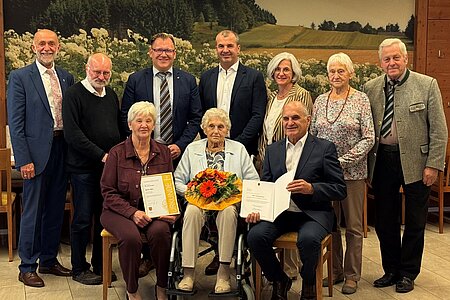 Stehend v.l.:  Bürgermeister Josef Schaden, Pater Daniel Gärtner, Bezirkshauptmann Dr. Markus Peham, Enkelkinder Dietmar Hipp und Anita Poppinger, vom Seniorenbund Fridoline Holzmüller und Obmann Johann Webersitzend v.l.: Schwiegertochter Gertrude Hipp, Jubilarin Agnes Hipp und Sohn Gerhard Hipp