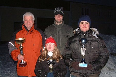 Martin Wally, Theresa Maierhofer, Mitorganisator Bernhard Kaufmann und  Christopher Edelmaier siegten beim Plattlschießen in Sallingstadt