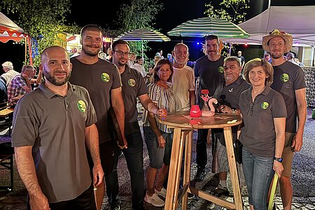 Einige Helferinnen und Helfer eilten zu einem Erinnerungsfoto des Karibischen Abends 2026:Obmann Harald Gretz, Johannes Hofegger, Christoph Zimmermann, Roswitha Schaden, Bürgermeister Josef Schaden, Ortsvorsteher Alexander Scheidl, Franz Karlinger, Erna Binder und Harald Krapfenbauer