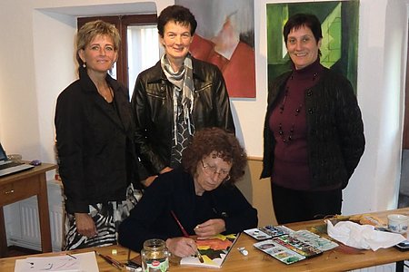 Zu den Besuchern des Ateliers in Sallingstadt zählten Roswitha Schaden, Renate Koppensteiner und Anita Hölzl, die hier der Künstlerin Herfriede Konkolits-Fessl bei der Arbeit zusehen.