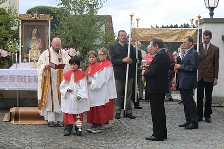 Die Prozession beginnt vor der Kirche beim ersten Altar.