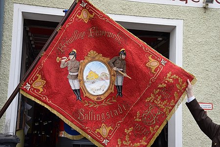 Die frisch restaurierte Fahne der FF Sallingstadt.