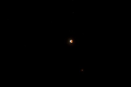 Der Mond während der Finsternis - als großer roter Kreis erkennbar.