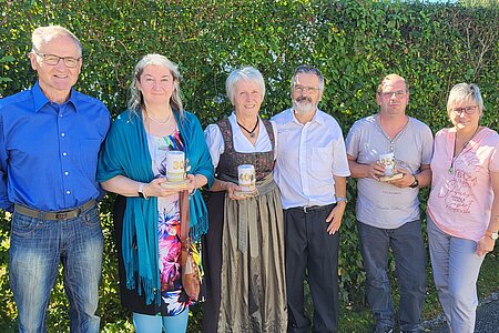 Drei Jubelpaare der Pfarre Sallingstadt feierten im Rahmen der Heiligen Messe am 8. September:Bettina und Franz Edelmaier (30 Jahre), Anita und Walter Oppl (40 Jahre) sowie Erika Haderer-Bobleter und Klaus Bobleter (25 Jahre)