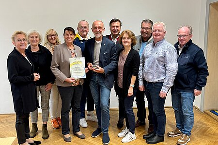 Landesvorstand der NÖ Dorf- und Stadterneuerung mit Landesobfrau Maria Forstner freute sich mit Bürgermeister Josef Schaden