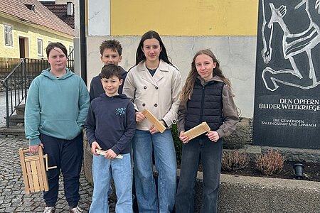 Die Ministrantinnen und Ministranten aus Sallingstadt mit ihren Ratschen: Josef Danzinger, Luis Hipp, Tobias Hölzl, Lara Hölzl und Astrid Krecek