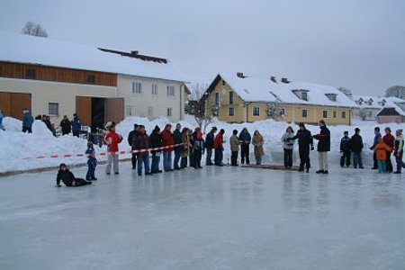 Am Eislaufplatz am Dorfanger wurde das 1. Plattschiessen abgehalten