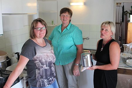 Die Damen im Hintergrund: Brigitte Grassinger, Aloisa Kaufmann und Karin Böhm