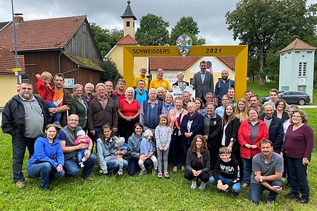 Die gesamte mitfeiernde Ortsbevölkerung mit Bürgermeister Josef Schaden und Vizebürgermeister Günther Prinz beim Fotopoint in Walterschlag