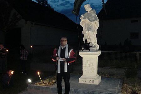 Pater Daniel Gärtner segnete die Johannes-Nepomuk-Statue.