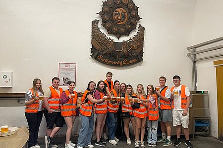 Gruppenfoto in der Brauerei Budweis: Hannah Grassinger, Jakob Zeiler, Tanja Müllner, Julia Scheibelberger, Petra Müllner, Paul Scheidl, Lilly Hipp, Anna Kurz, Alexia Artmann, Sara Artmann, Inge Grassinger, Johannes Thor und Julian Ertl