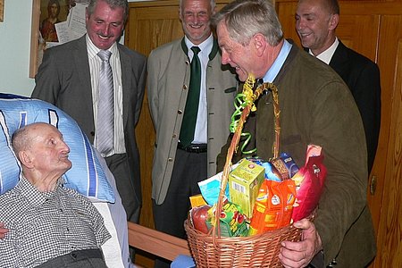 Seniorenbundobmann Johann Weber gratulierte dem Jubilar mit einem Geschenkskorb.