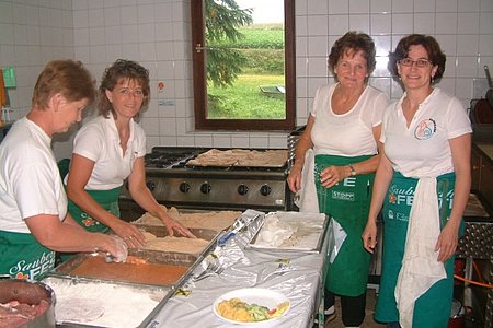 Gertrude Hipp, Roswitha Schaden, Elfriede Reuberger und Anita Poppinger sorgten für das leibliche Wohl beim Teichfest 2009