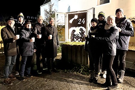 Weihnachtswünsche nach der Christmette vor der Krippe: Bürgermeister Josef Schaden, Paul Scheidl, Wolfgang Weitzenböck, Markus Rabl, Christopher Edelmaier, Iris Scheidl, Felix Scheidl, Marie Scheidl und Alexander Scheidl