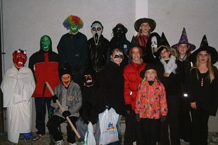 Die Dorfkinder sorgten für eine gruselige Halloweennacht