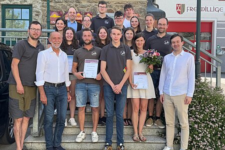 Am Foto vorne (v.l.):Markus Rabl, Bgm. Josef Schaden, Tanja Müllner, Maximilian Maierhofer, Petra Müllner, Paul Scheidl, Lena Poppinger, Ina Böhm, Matthias Schillerhinten: Lilly Hipp, Wolfgang Weitzenböck, Cornelia Haider, Oliver Wagner, Julian Ertl, Jakob Hipp, Hannah Grassinger, Elena Jeschko, Christopher Edelmaier