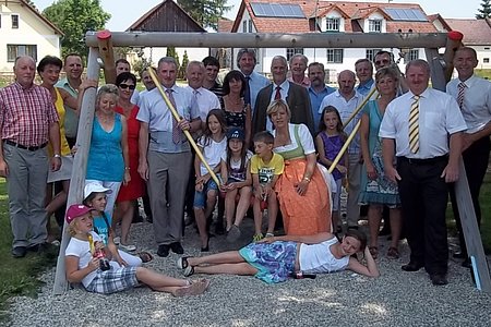 Viele Festgäste kamen zur Eröffnung der neuen Spiel-Oase nach Sallingstadt. Besonders groß war die Freude über den Besuch von Landesrätin Barbara Schwarz, die hier  auf der Nestschaukel Platz nahm.