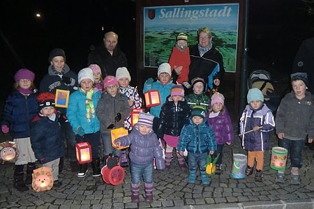 Eine große Schar an Kindern aus der Pfarre Sallingstadt war beim diesjährigen Martinsumzug in Sallingstadt dabei - organsiert von P. Daniel Gärtner.