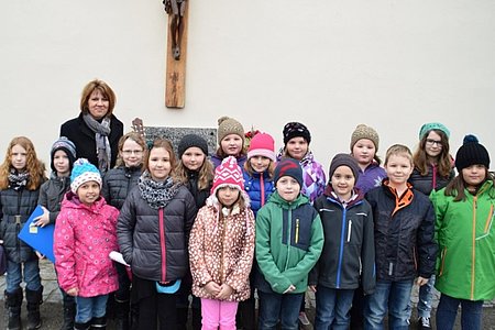 16 Chorkinder der VS Schweiggers mit ihrer Lehrerin Heidi Stangl
