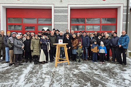 Viele sind gekommen, um gemeinsam den Defibrillator in Sallingstadt seiner Bestimmung zu übergeben.