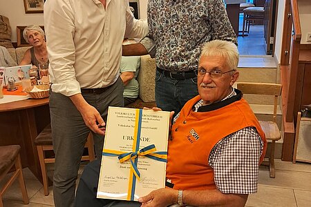 Dr. Harald Froschauer und Bürgermeister Josef Schaden überreichten dem Organisator Josef Krapfenbauer eine Urkunde zum Dank für den langjährigen Einsatz im Sinne der Kulturveranstaltungen in der Region.