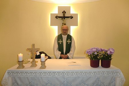 P. Daniel Gärtner feierte die erste Messe in der sanierten Kapelle und freut sich bereits jetzt auf den Abschluss aller Sanierungsarbeiten im Frühjahr 2018.