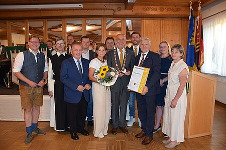 v.l.: Bezirkshauptmann Dr. Markus Peham, Pater Bernhard, Bürgermeister Franz Mold, GfGR Christian Wally, Roswitha Schaden, GfGR Gerhard Grünbeck, Bürgermeister Josef Schaden, GfGR Andreas Holzmüller, Vizebürgermeister Günther Prinz, GfGR Sandra Krecek, GfGR Martina Honeder