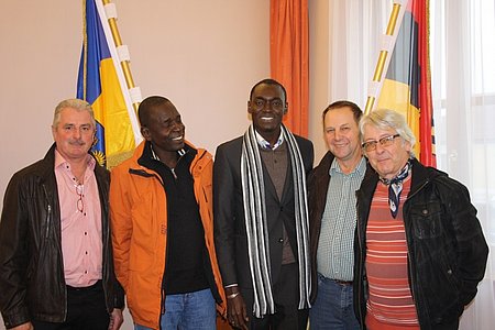 Bürgermeister Johann Hölzl, Abdourahmane Guèye, Ismael Ndao, Erich Koppensteiner und Herbert Hödl