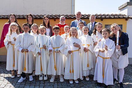 Erstkommunionkinder: Nora Winkler, Marcel Fichtinger, Ines Steininger, Luke Grafeneder, Valentin Dum, Lukas Hipp, Pia Poppinger, Jakob Holzmüller, Klara Tatzer, Luisa Boden, Matthias Zauner und Begleiterin Katharina ZaunerKlassenlehrerinnen und Ehrengäste: Marlene Panagl, Sarah Appenauer, Cornelia Kreutzer, Pater Daniel Gärnter, Bgm. Josef Schaden, Vizebgm. Günther Prinz