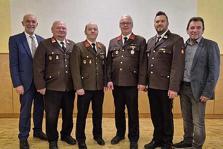 Bürgermeister und Feuerwehrreferent gratulieren dem neuen Kommando der FF Sallingstadt (vlnr.) Bgm. Josef Schaden, VM Roman Wagner, Kommandant Wolfgang Weitzenböck, Kommandant StV. Franz Danzinger und V Michael Fichtinger, Feuerwehrreferent Gerhard Grünbeck.