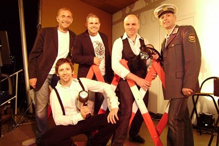 Konzertorganisator Josef Schaden (stehend links) mit den Mostviertler "Vierkantern" Leo Röcklinger, Martin Pfeiffer, Stefan Rußmayr und Alois Röcklinger (v. l.)
