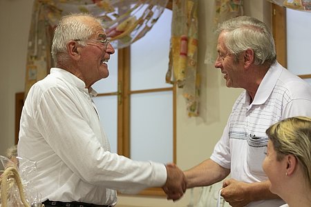 Seniorenbund Gemeindeobmann Hans Weber freut sich immer wenn Familie Scheidl an den Ausflügen teilnimmt.