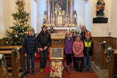 Gottesdienst am Festtag der Heiligen Drei Könige: Tobias Hölzl, Lara Hölzl, Kathrin Steininger, Felice Berger, Ines Steininger, Pater Daniel Gärtner und Michael Holzmüller