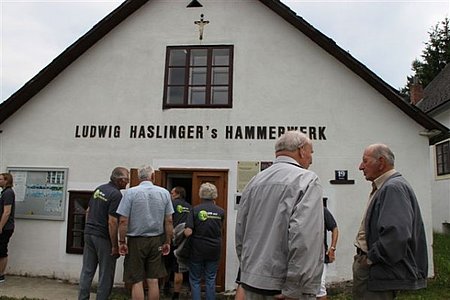 Die funktionstüchtige Hammerschmiede in Arbesbach, vorne die beiden ältesten Ausflugsteilnehmer: Wilhelm Steininger und Engelbert Klenn