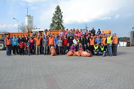 Viele freiwillige Helfer aus der Gemeinde Schweiggers beteiligten sich bei der Aktion "Stop Littering".