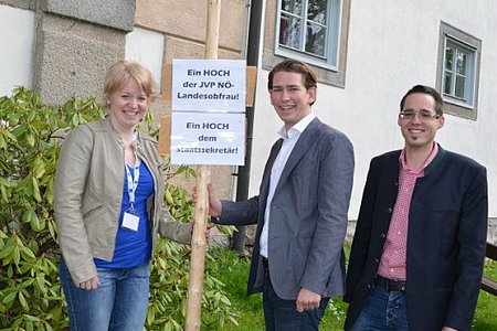 Sebastian Kurz und Bettina Rausch bekamen von der JVP Weitra und der JVP-Bezirk Gmünd einen Maibaum
