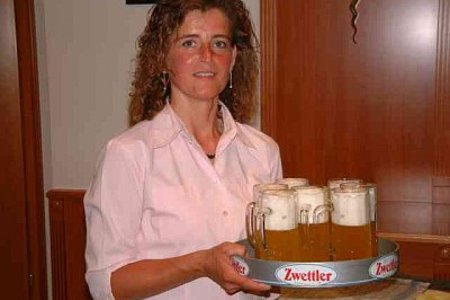 "Chefin" Roswitha servierte die Biere