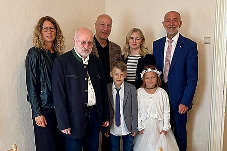 Bild: Alexandra Kugler, Pater Daniel Gärtner, Direktor Bernhard Bachofner, Elias Schnabl, Melanie Laister, Jana-Sophie Steidl, Bgm. Josef Schaden