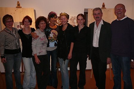 Bürgermeister Johann Hölzl mit den Künstlerinnen und dem Leiter der Kreativ-Werkstätte Steyrdorf Gerhard Kletzmayr beim Atelierfest in Sallingstadt