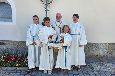 Felice Berger, Jakob Holzmüller (neuer Ministrant), Pater Daniel Gärtner, Pia Poppinger (neue Ministrantin) und Josef Danzinger mit einem Korb von duftenden KräuternNicht am Bild: Jakob Tatzer