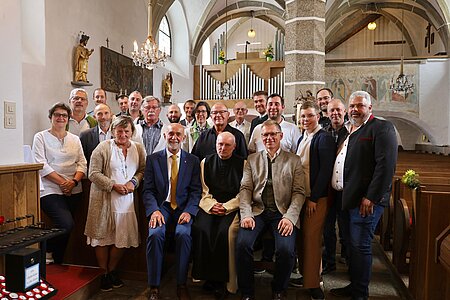 Ehren- und Festgäste bei der Sallingstädter Orgelsegnung:Hermine Krapfenbauer, Anton Hipp, Harald Krapfenbauer, Walter Gretz, Karin Böhm, Gerhard Haider, Daniel Hölz, Franz Danzinger, Bgm. Josef Schaden, Harald Gretz, Walter Dum, Doris Heider, Johannes Layr, P. Daniel Gärtner, Reinmar Wolf, Alexander Scheidl, Johannes Scheidl, Markus Stundner, Bernhard Krecek, Christopher Edelmaier, Ewald Krecek und Harald Zauner