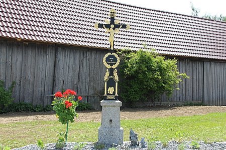 Ein weiterer bedeutender Platz: Dieses Gusseinsenkreuz steht schon viele Jahre an dieser Stelle und will die Menschen an Gott erinnern.