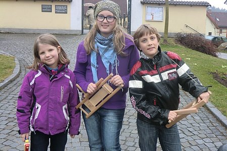 In Sallingstadt gingen die Ministranten mit den Ratschen durch die Ortschaft: Anna Kraft, Theresa Maierhofer und Maximilian Maierhofer.