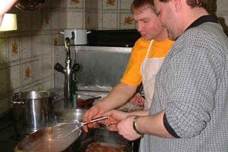 Hermann und Martin beim Zubereiten der Hauptspeise
