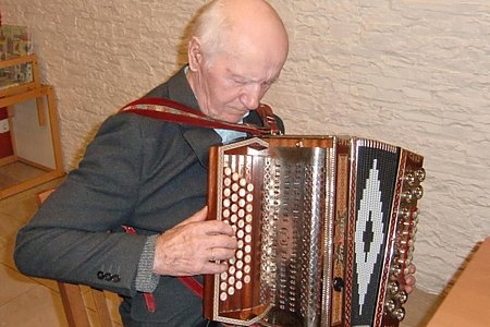 Johann Hirtl aus Oberstrahlbach spielt auch noch mit 91 Jahren auf der Steirischen