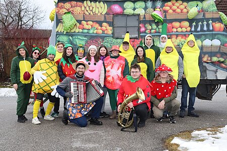 Das junge Obst und Gemüse aus Sallingstadt/Walterschlag Von links:Ina Böhm, Theresa Maierhofer, Maximilian Maierhofer, Johannes Thor, Lilly Hipp, Christopher Edelmaier, Julia Scheibelberger, Tanja Müllner, Petra Müllner, Lena Pöckensteiner, Julian Ertl, Jakob Zeiler, Anna Kurz, Paul Scheidl, Sebastian Schuster, Felix Scheidl, Johannes Gruber, Oliver Wagner